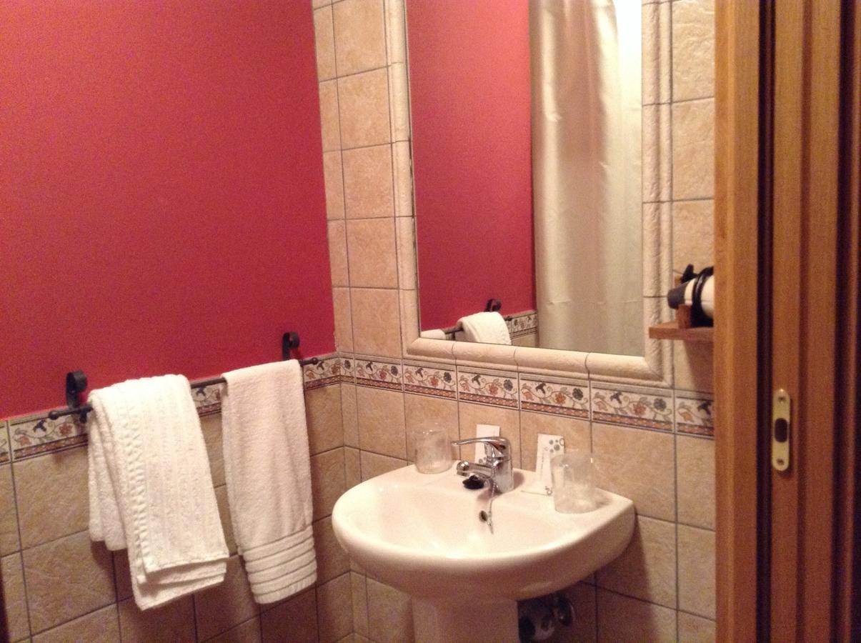 Hostal Camino Del Perdon Uterga Esterno foto